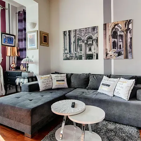 House Delmarco Apartment Split